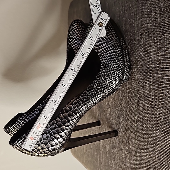 BCBGMaxAzria Willoe Gunmetal Snakeprint Heels Size 7 - Picture 10 of 12